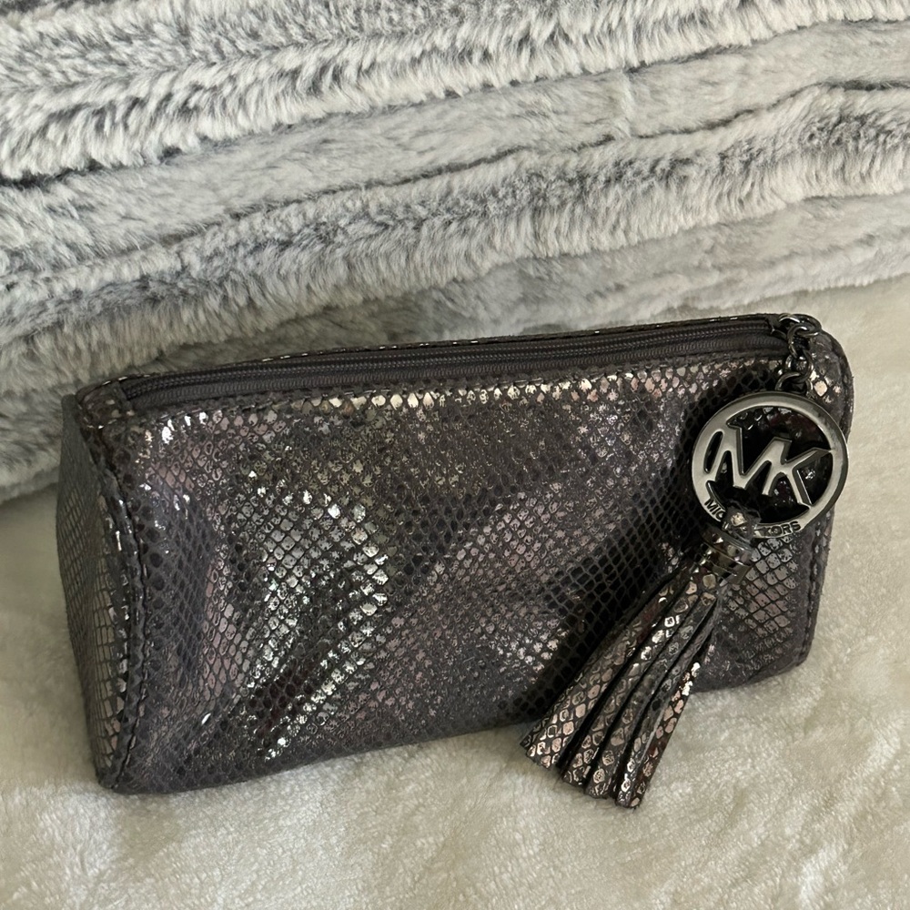 🩵Michael Kors Gray Textured Cosmetic Bag with Tassel🩶